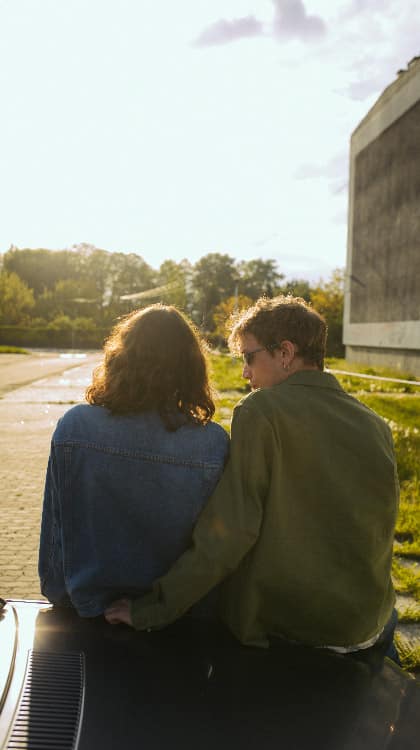 libertà, coppia che conversa