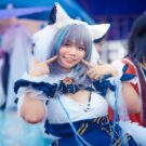 Copertina dell'articolo con una cosplayer sorridente
