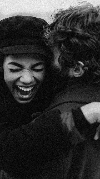 libertà, coppia che si abbraccia