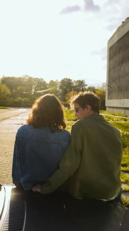 libertà, coppia che conversa