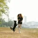 Single e felice con un cane