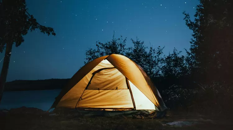 fuga romantica in tenda